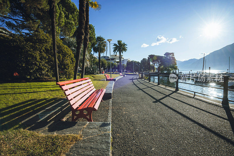 洛迦诺马焦雷湖(Lago Maggiore)湖边的红色长凳